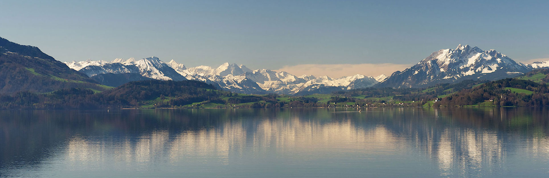 Bild vom Alpenpanorama über dem Zuger See